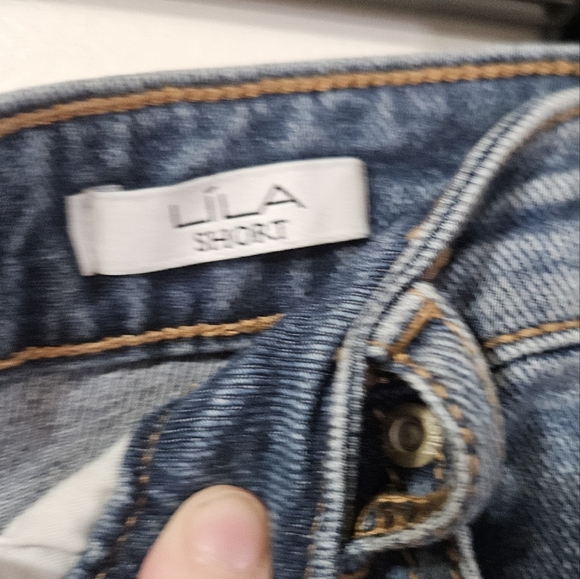 Sofia jeans by sofia Vergara distressed cuffed jean shorts! - Picture 3 of 7